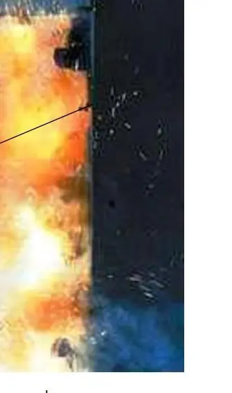 Bola de fuego de un arco eléctrico saliendo de un gabinete