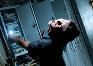 Persona recibiendo una descarga al tocar un tablero