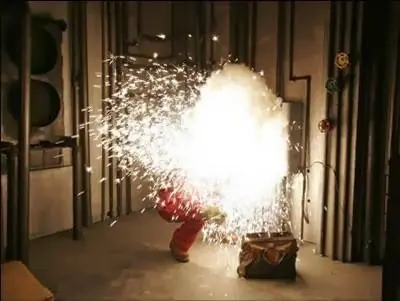 Explosión por arco eléctrico en una sala eléctrica, con proyección de chispas y metal fundido