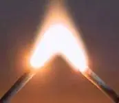 Columna de plasma incandescente entre dos electrodos