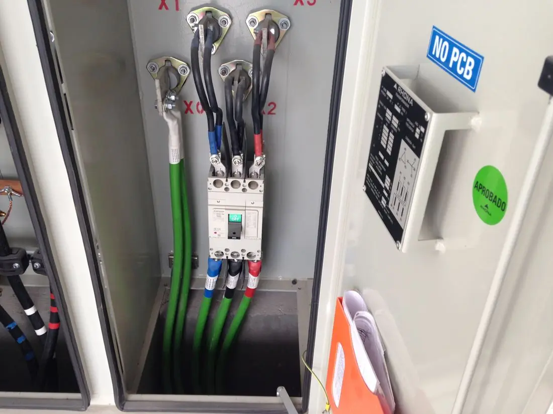 Bornes superiores del interruptor general en el tablero